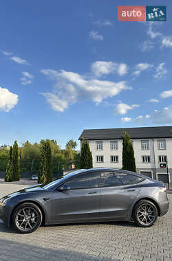 Седан Tesla Model 3 2022 в 