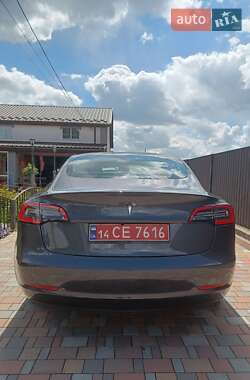 Седан Tesla Model 3 2022 в 