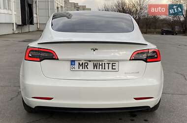 Седан Tesla Model 3 2022 в 