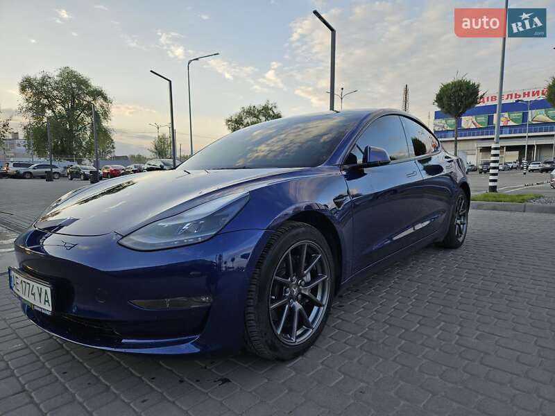 Седан Tesla Model 3 2022 в 