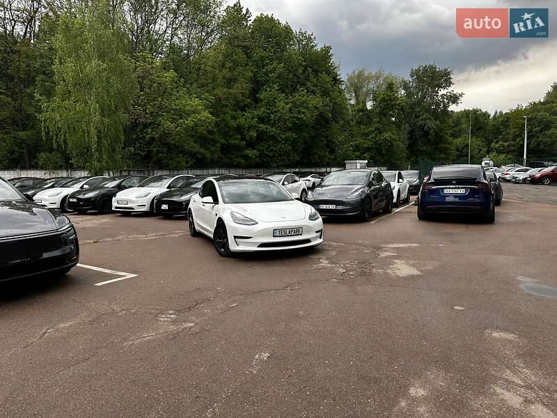 Седан Tesla Model 3 2022 в 