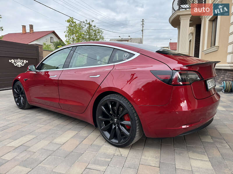 Седан Tesla Model 3 2019 в Черновцах