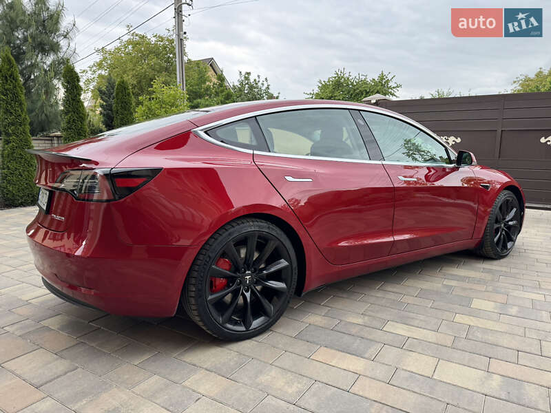 Седан Tesla Model 3 2019 в Черновцах