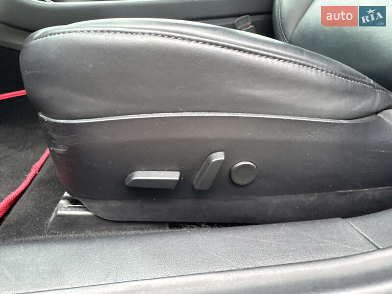 Седан Tesla Model 3 2019 в Черновцах