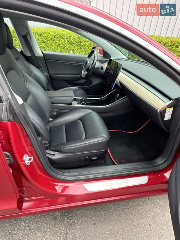 Седан Tesla Model 3 2019 в Черновцах