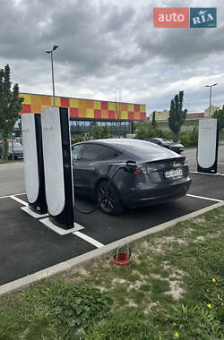 Седан Tesla Model 3 2022 в 