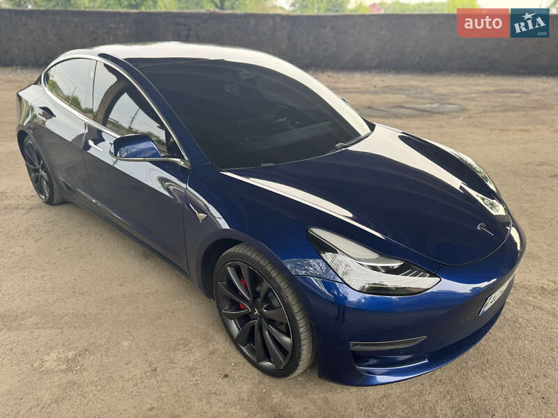 Седан Tesla Model 3 2020 в Ужгороді
