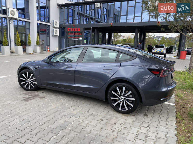 Седан Tesla Model 3 2022 в Ровно