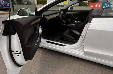 Седан Tesla Model 3 2022 в 