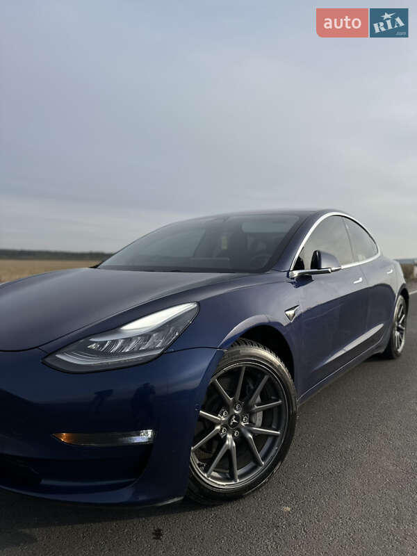 Седан Tesla Model 3 2018 в Львове