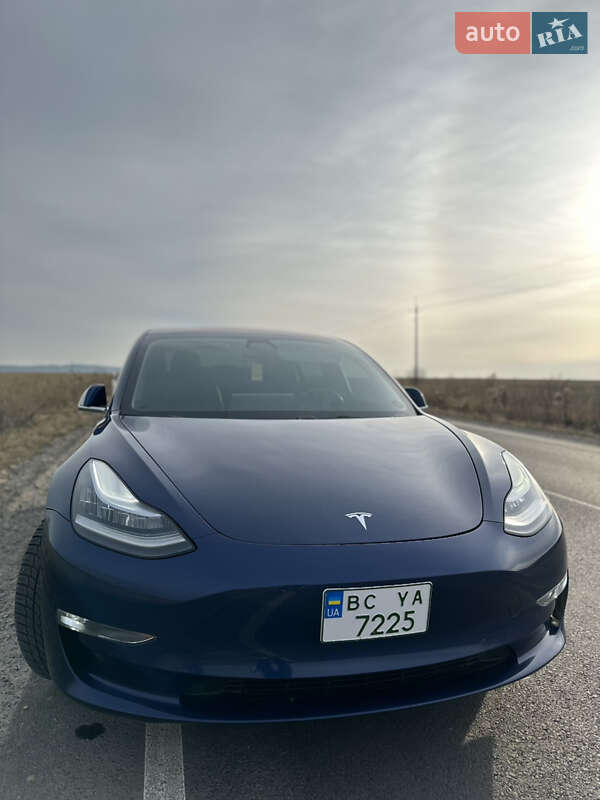 Седан Tesla Model 3 2018 в Львове