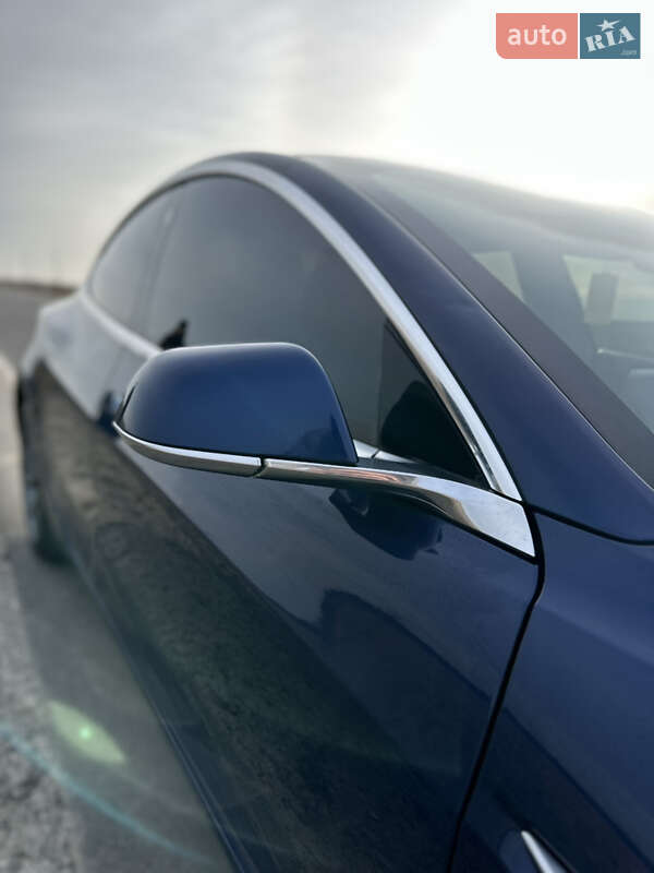 Седан Tesla Model 3 2018 в Львове