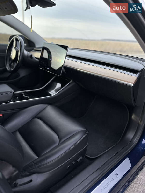 Седан Tesla Model 3 2018 в Львове