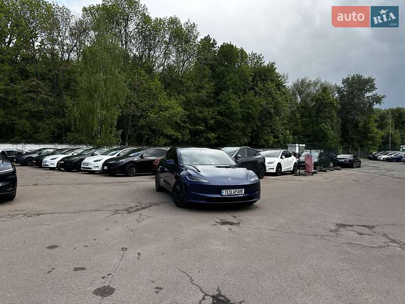 Седан Tesla Model 3 2024 в 