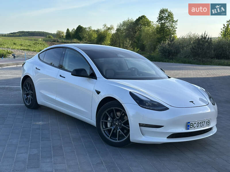 Седан Tesla Model 3 2021 в Львове