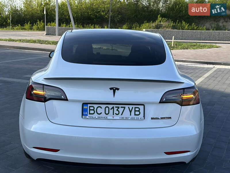Седан Tesla Model 3 2021 в Львове