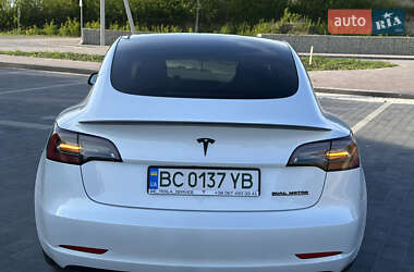 Седан Tesla Model 3 2021 в 