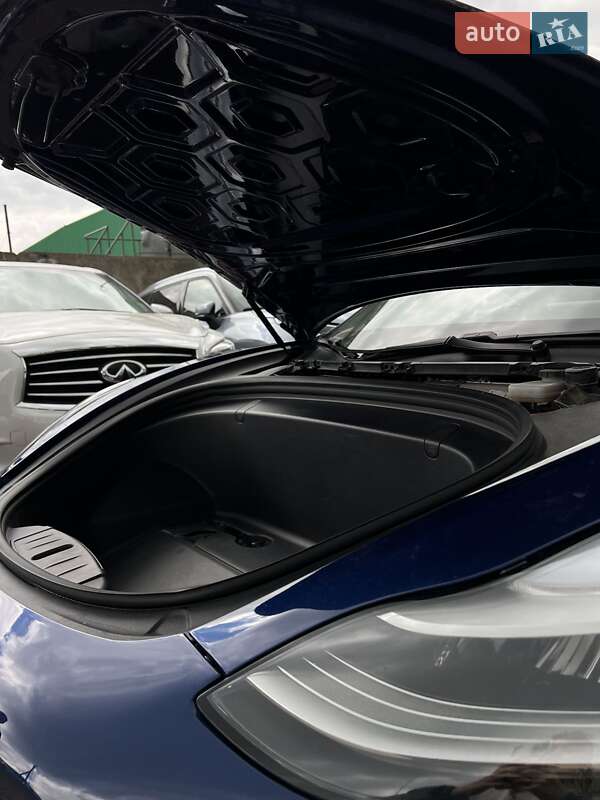 Седан Tesla Model 3 2019 в Чернигове