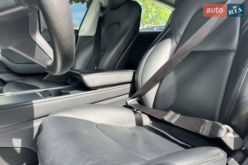 Седан Tesla Model 3 2022 в Коломые