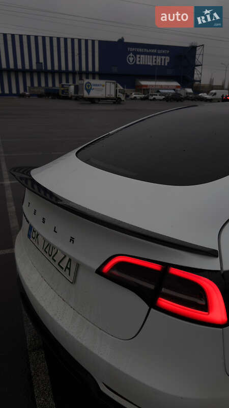 Седан Tesla Model 3 2022 в Ровно