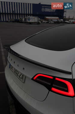 Седан Tesla Model 3 2022 в 