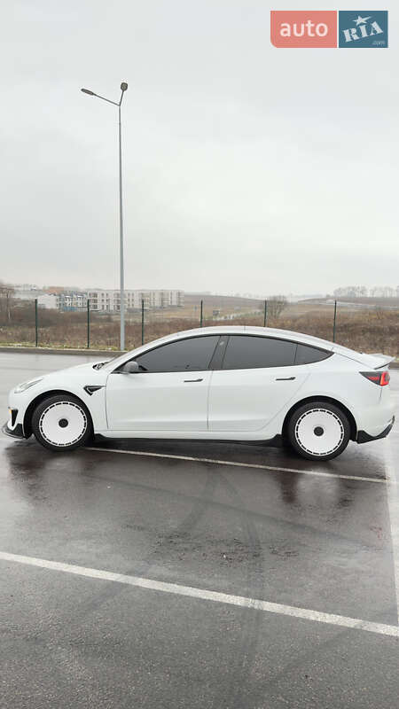 Седан Tesla Model 3 2022 в Ровно