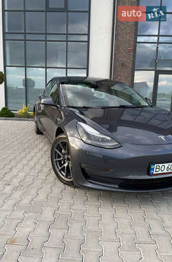 Седан Tesla Model 3 2022 в 
