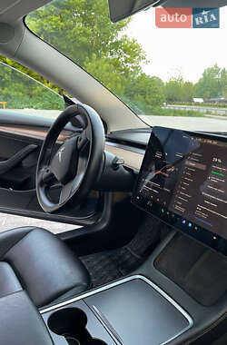 Седан Tesla Model 3 2022 в 