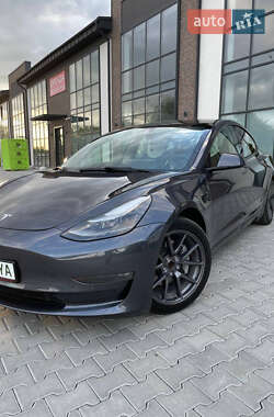 Седан Tesla Model 3 2022 в 