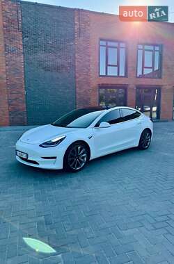 Седан Tesla Model 3 2020 в 