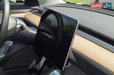 Седан Tesla Model 3 2022 в 