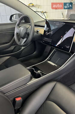 Седан Tesla Model 3 2020 в 