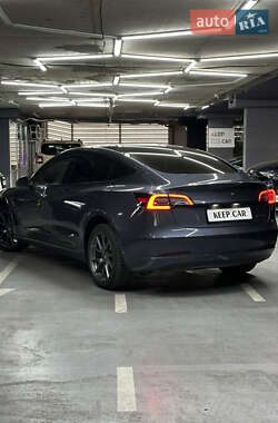 Седан Tesla Model 3 2022 в 