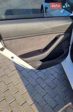 Седан Tesla Model 3 2021 в 