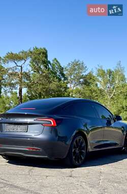 Седан Tesla Model 3 2024 в 