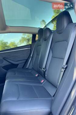 Седан Tesla Model 3 2024 в 