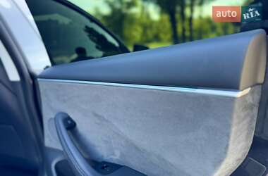 Седан Tesla Model 3 2024 в 
