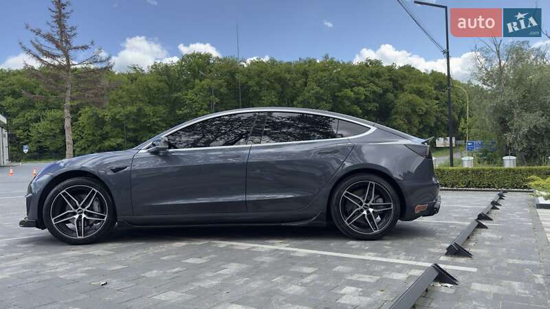 Седан Tesla Model 3 2020 в Ужгороді