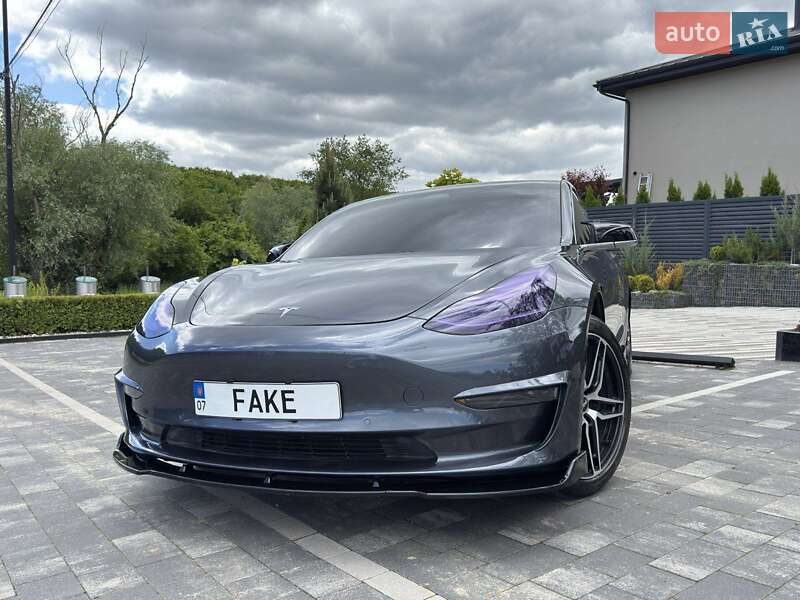Седан Tesla Model 3 2020 в Ужгороді
