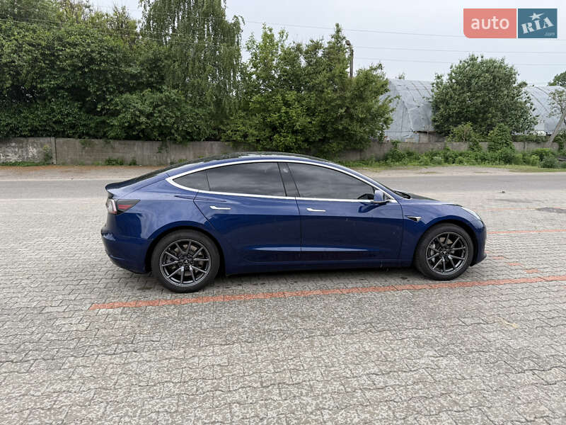 Седан Tesla Model 3 2019 в Киеве