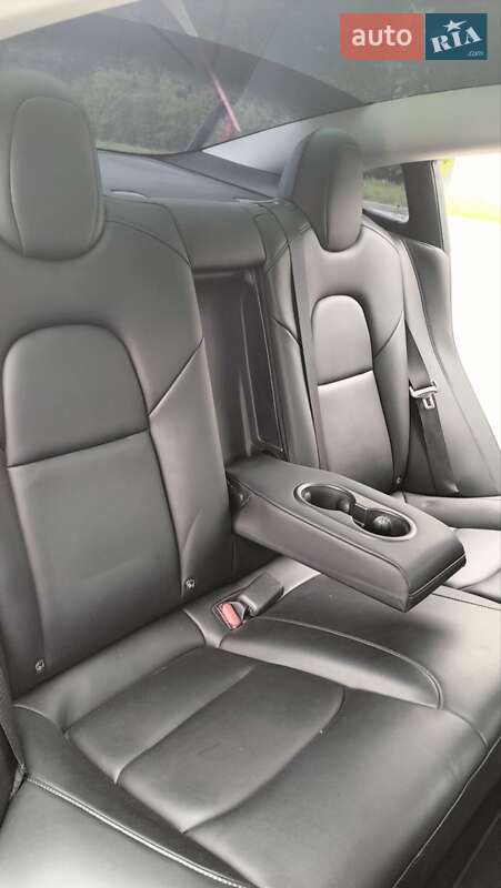 Седан Tesla Model 3 2022 в Львове