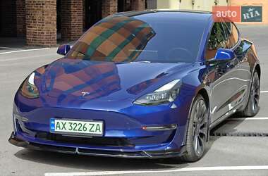 Седан Tesla Model 3 2023 в 