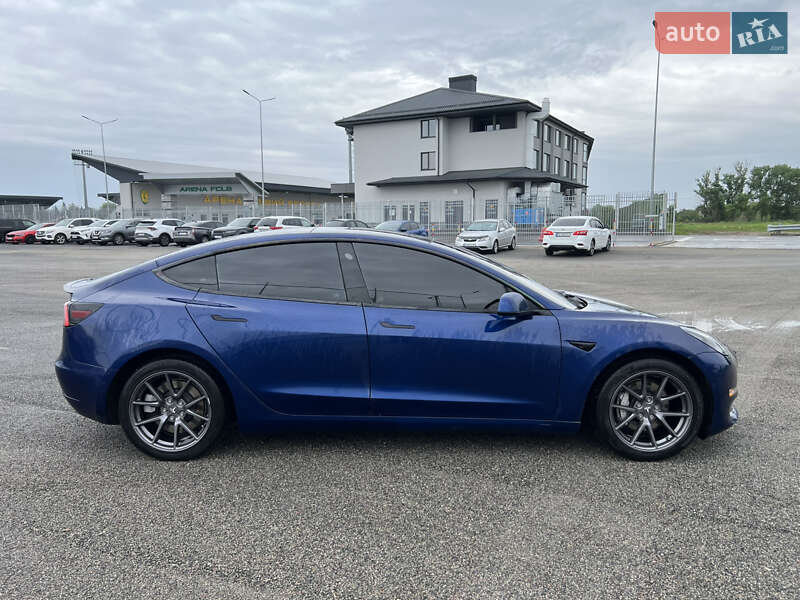 Седан Tesla Model 3 2021 в Киеве