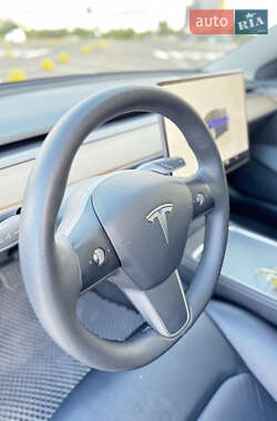 Седан Tesla Model 3 2022 в 