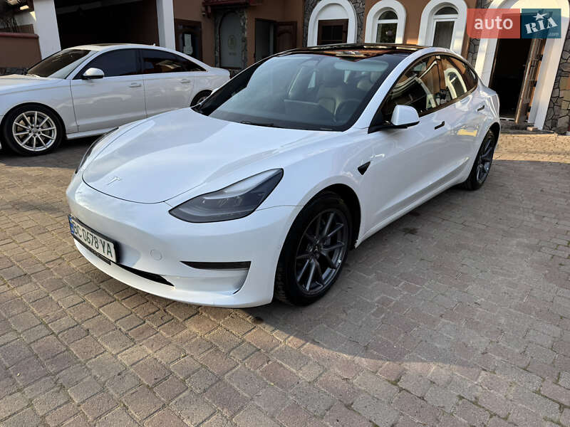 Седан Tesla Model 3 2022 в 