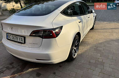 Седан Tesla Model 3 2022 в 