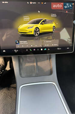 Седан Tesla Model 3 2022 в 