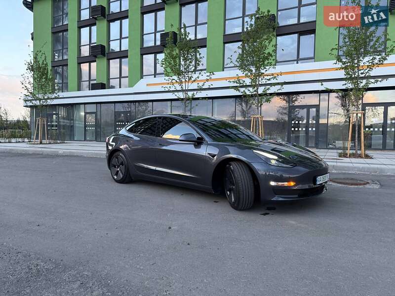 Седан Tesla Model 3 2021 в Киеве