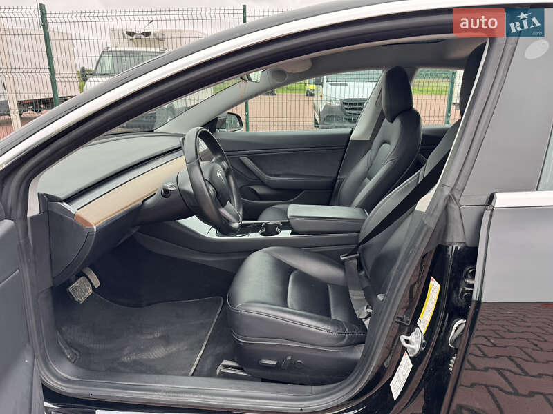 Седан Tesla Model 3 2018 в Ровно