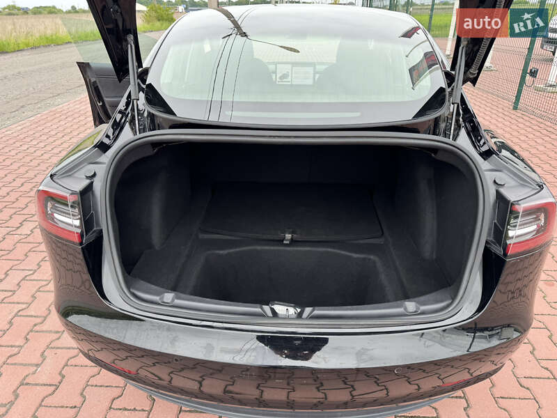Седан Tesla Model 3 2018 в Ровно